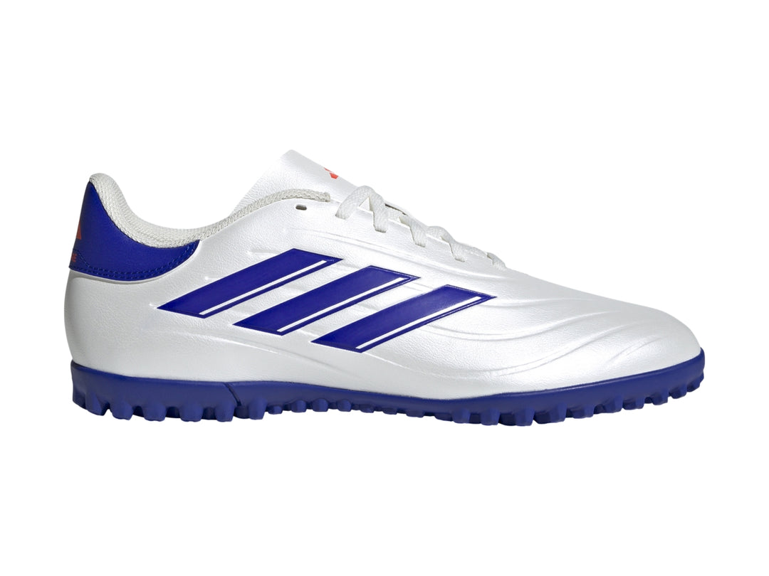 Zapato de fútbol Adidas Copa Pure 2 Club color blanco con franjas y suela azul.