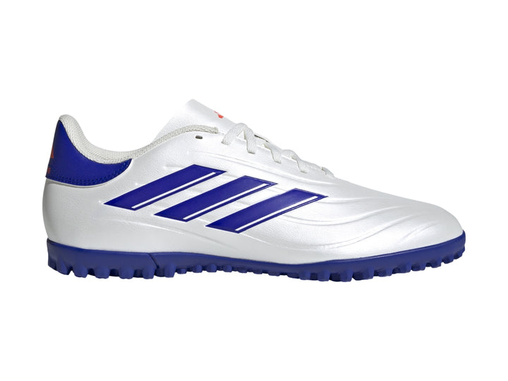 Zapato de fútbol Adidas Copa Pure 2 Club color blanco con franjas y suela azul.
