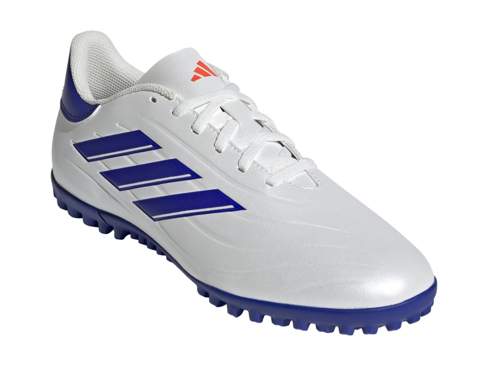 Zapato de fútbol Adidas Copa Pure 2 Club color blanco con franjas y suela azul.