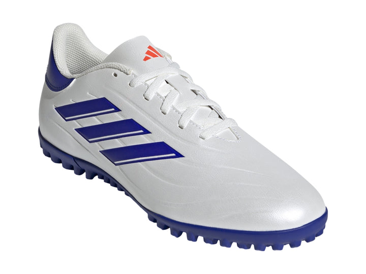 Zapato de fútbol Adidas Copa Pure 2 Club color blanco con franjas y suela azul.