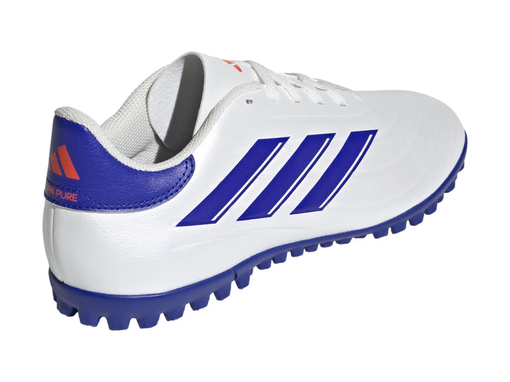 Zapato de fútbol Adidas Copa Pure 2 Club color blanco con franjas y suela azul.