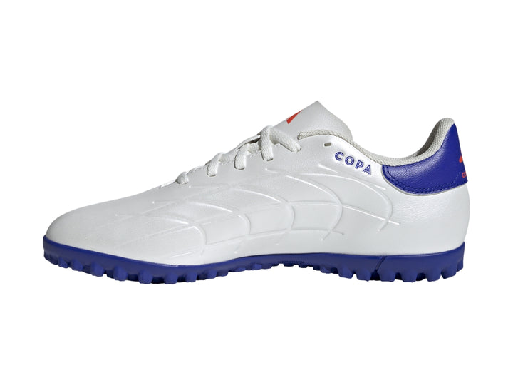 Zapato de fútbol Adidas Copa Pure 2 Club color blanco con franjas y suela azul.