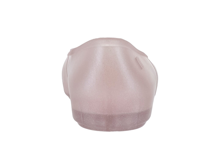 Zapato tipo balerina Mini Melissa en color rosa brillante con detalle de moño en la punta.