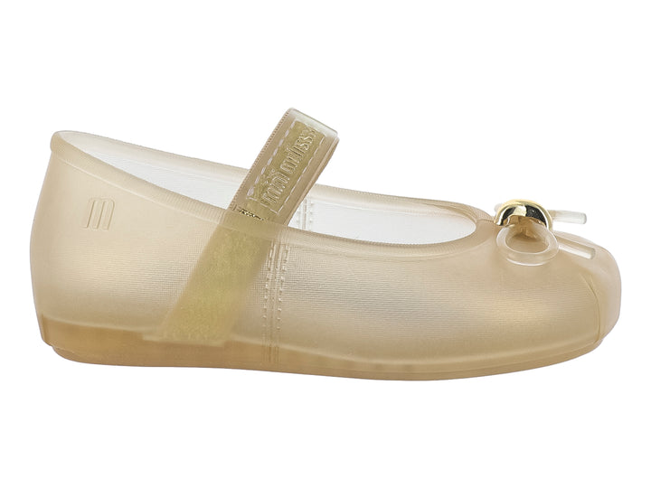 Zapato Mini Melissa modelo Sophie en color beige, con correa superior y detalle decorativo al frente.