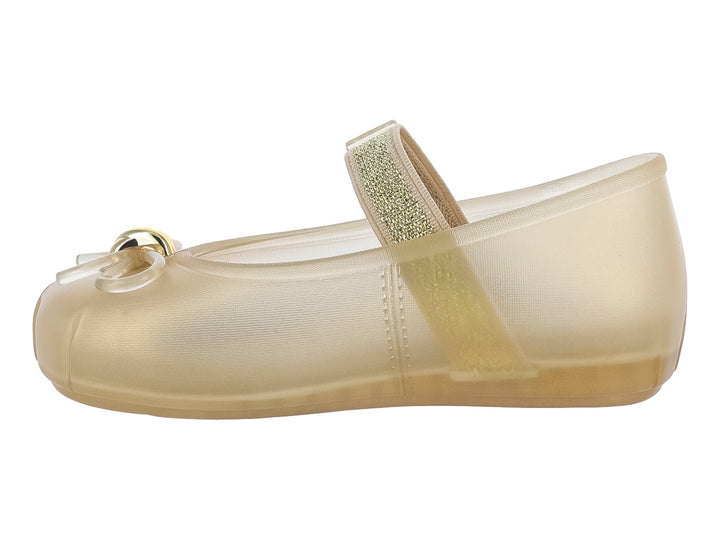 Zapato Mini Melissa modelo Sophie en color beige, con correa superior y detalle decorativo al frente.