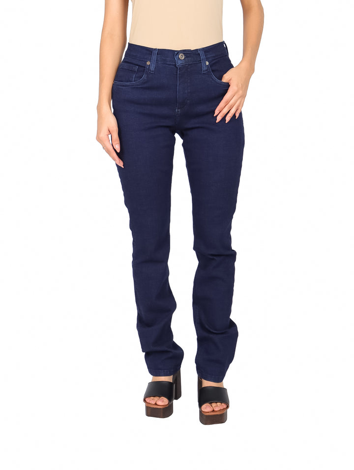 Jeans LEE color azul oscuro con corte acampanado para mujer.