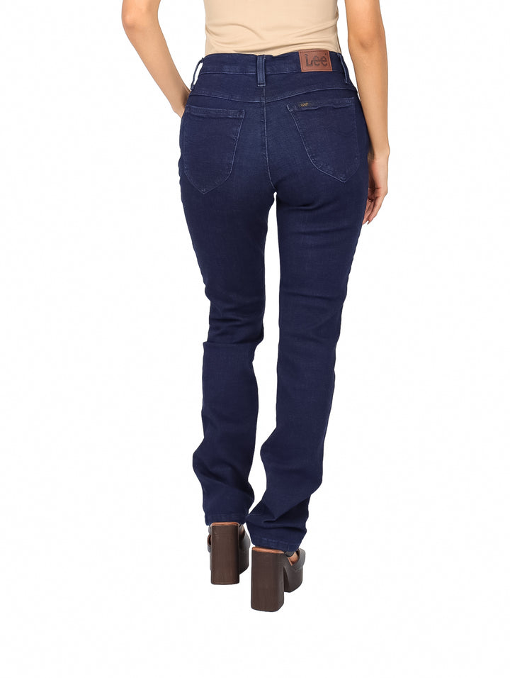 Jeans LEE color azul oscuro con corte acampanado para mujer.