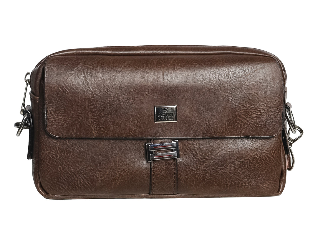 Bolso estilo cartera color marrón oscuro con detalles metálicos plateados y correa.