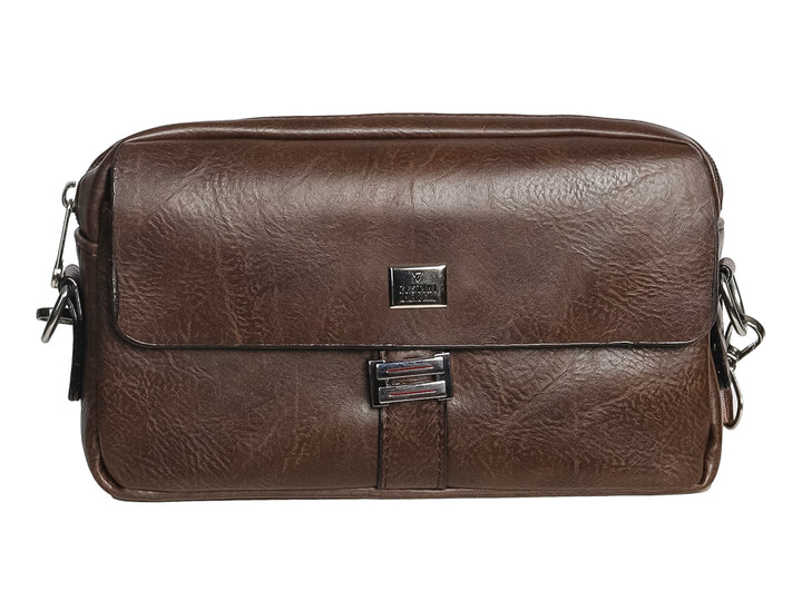 Bolso estilo cartera color marrón oscuro con detalles metálicos plateados y correa.
