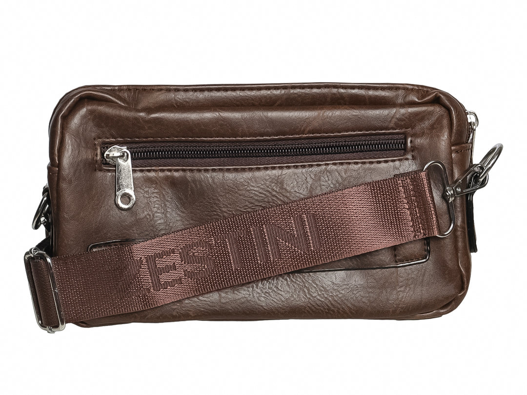 Bolso estilo cartera color marrón oscuro con detalles metálicos plateados y correa.