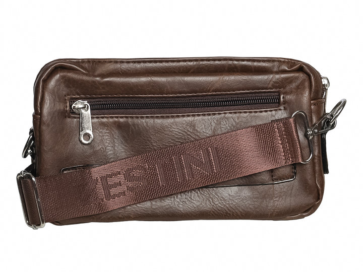 Bolso estilo cartera color marrón oscuro con detalles metálicos plateados y correa.