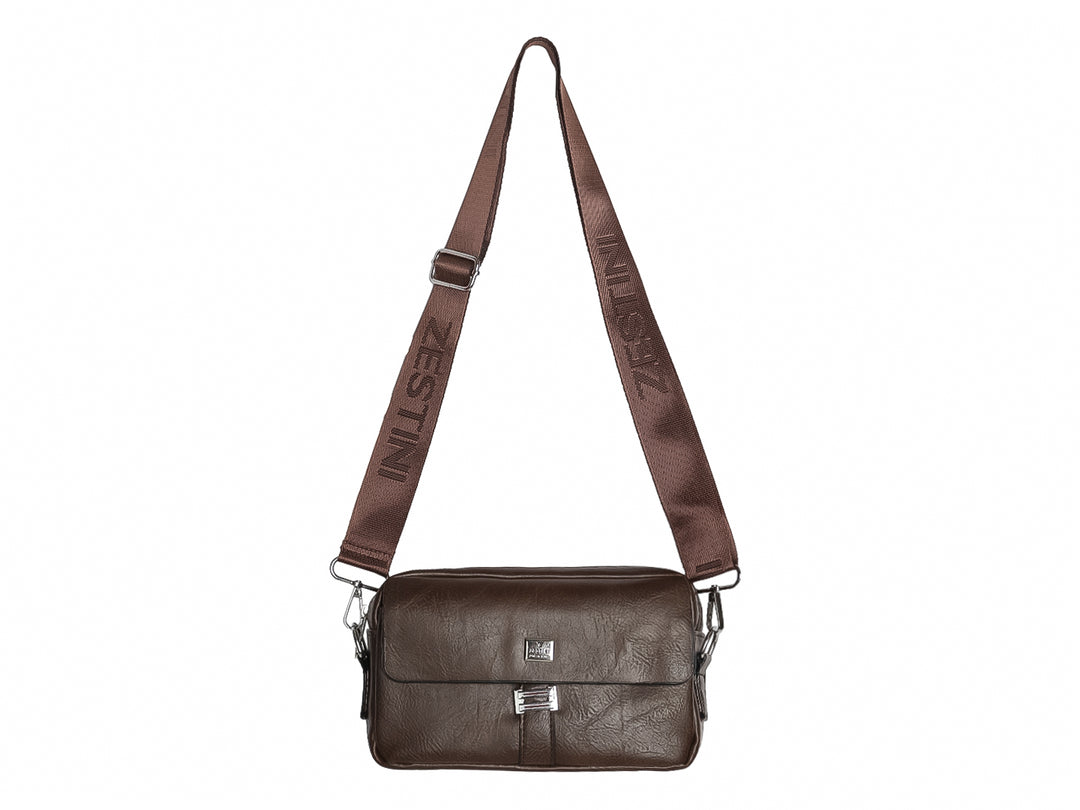 Bolso estilo cartera color marrón oscuro con detalles metálicos plateados y correa.