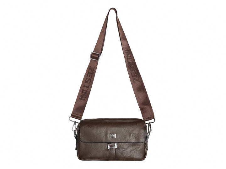Bolso estilo cartera color marrón oscuro con detalles metálicos plateados y correa.