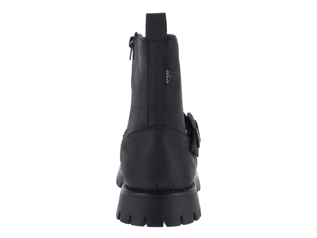 Botas negras de caña corta con suela track y correa con hebilla lateral.