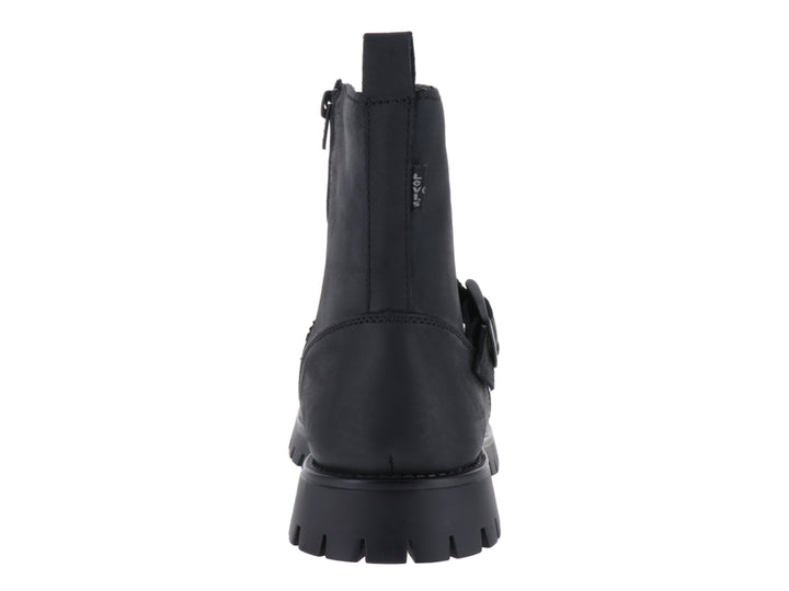 Botas negras de caña corta con suela track y correa con hebilla lateral.