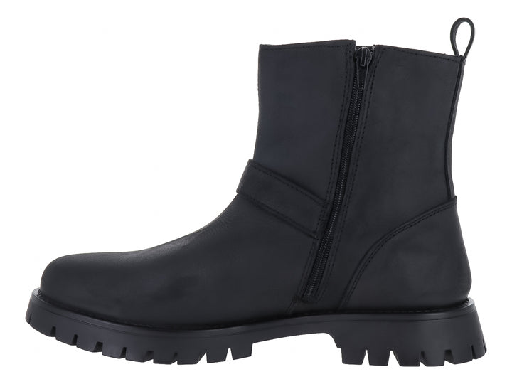 Botas negras de caña corta con suela track y correa con hebilla lateral.