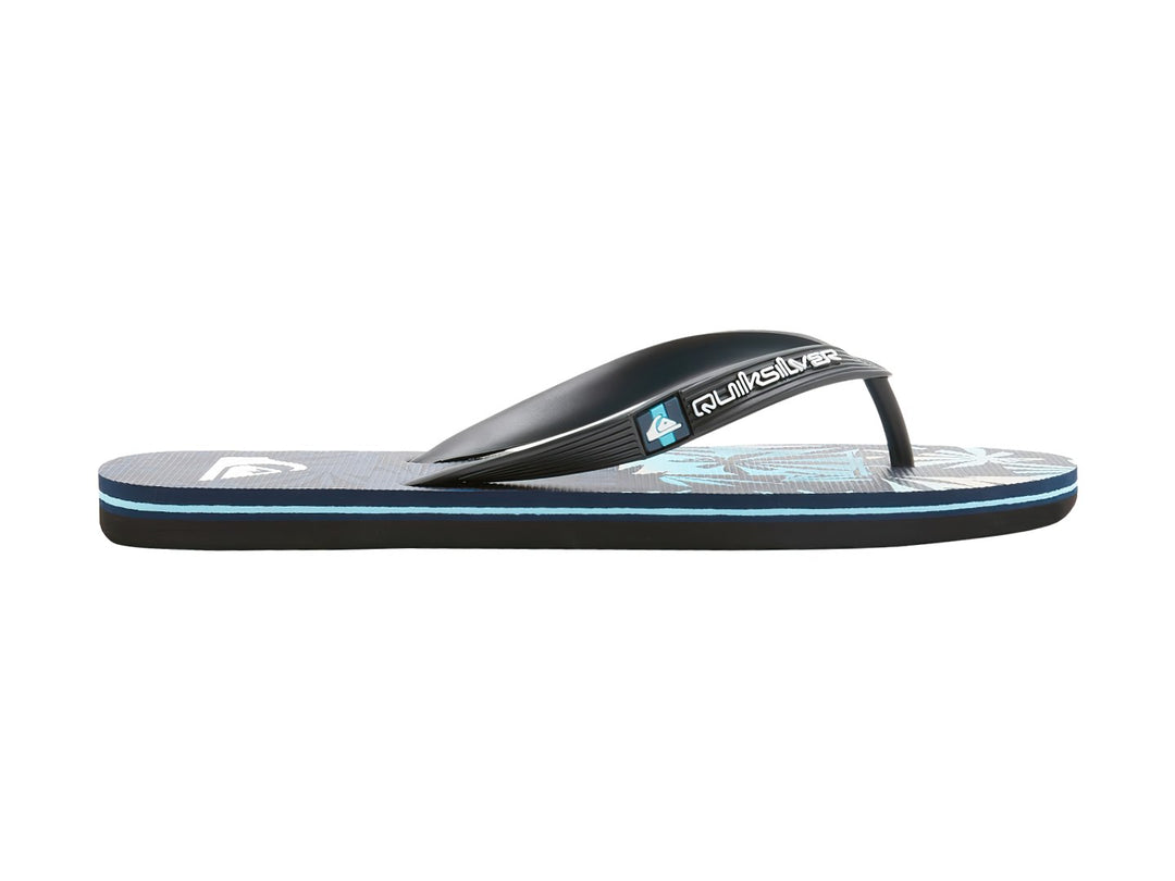 Sandalias Quiksilver color negro con detalles azules y diseño gráfico en la plantilla.