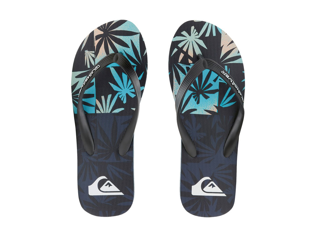 Sandalias Quiksilver color negro con detalles azules y diseño gráfico en la plantilla.