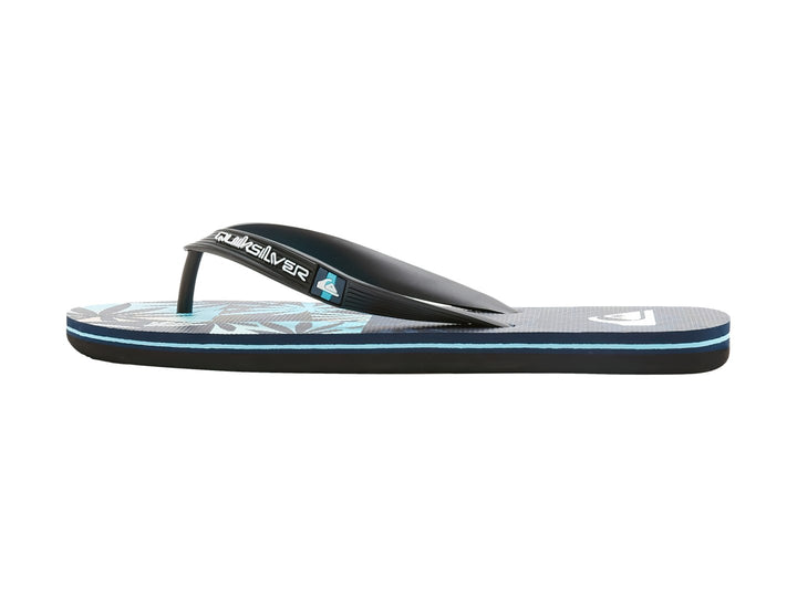 Sandalias Quiksilver color negro con detalles azules y diseño gráfico en la plantilla.