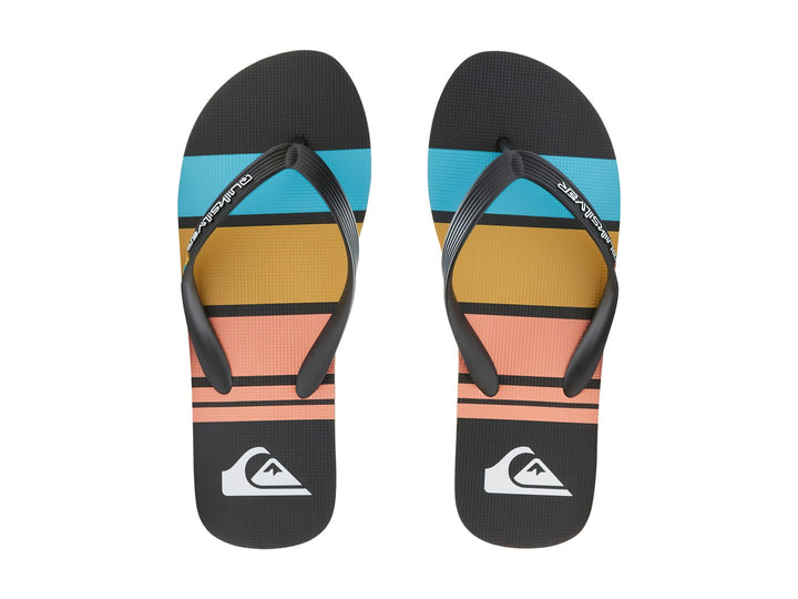 Sandalias negras Quiksilver con suela a rayas en colores azul y amarillo.