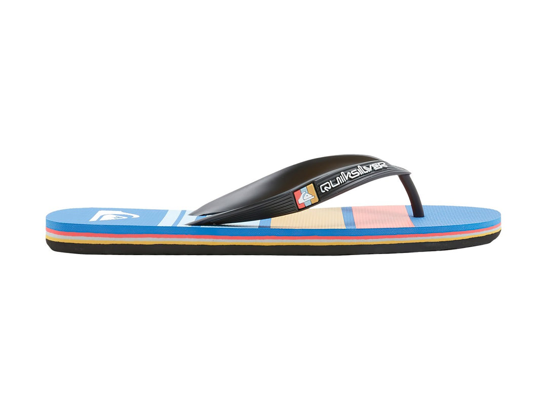 Sandalias de dedo Quiksilver con correa negra y suela a rayas multicolores.