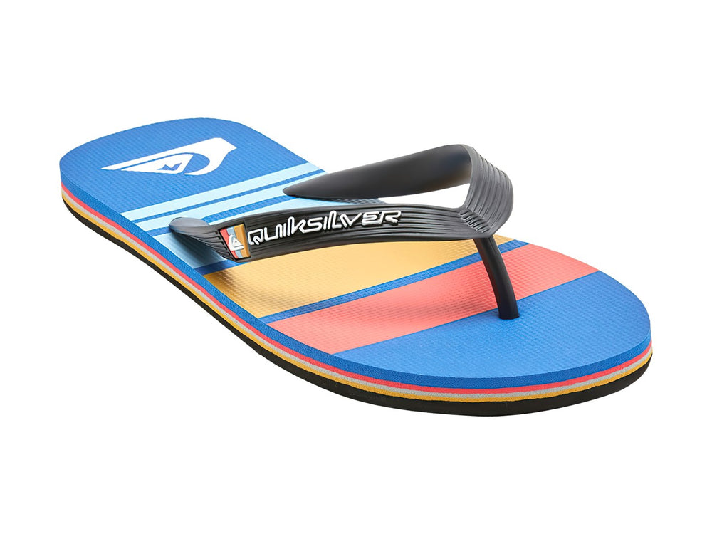 Sandalias de dedo Quiksilver con correa negra y suela a rayas multicolores.