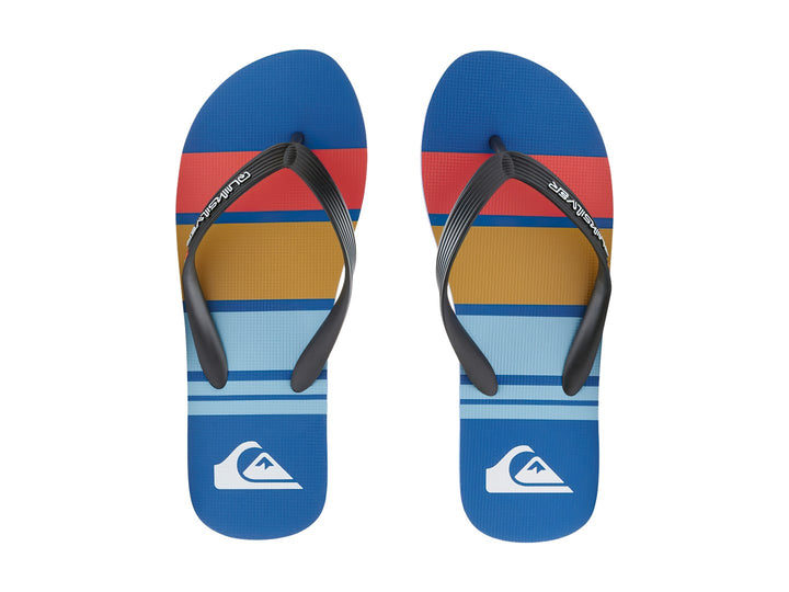 Sandalias de dedo Quiksilver con correa negra y suela a rayas multicolores.