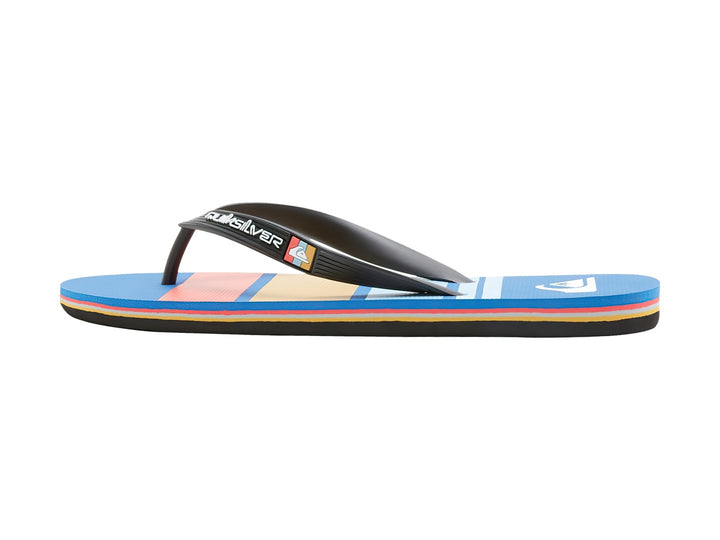 Sandalias de dedo Quiksilver con correa negra y suela a rayas multicolores.