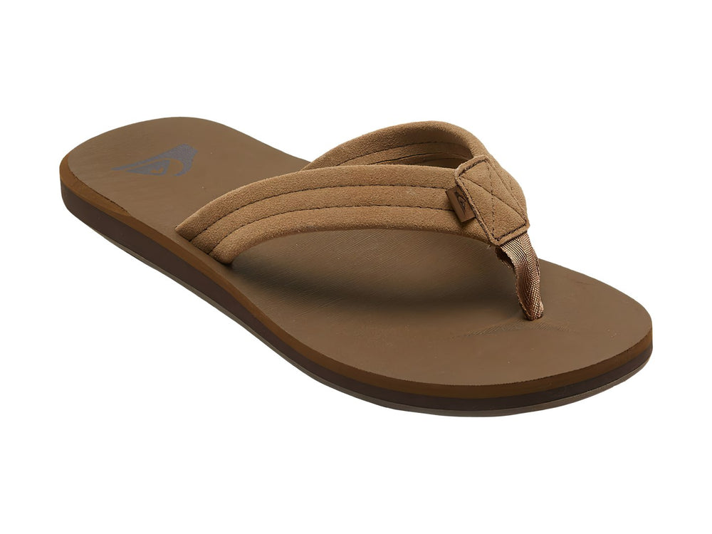 Sandalia de dedo Quiksilver en color tan con correa de gamuza y suela marrón.