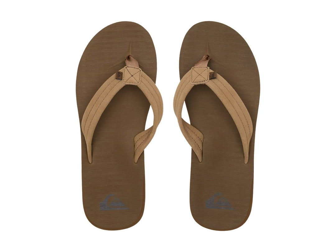 Sandalia de dedo Quiksilver en color tan con correa de gamuza y suela marrón.