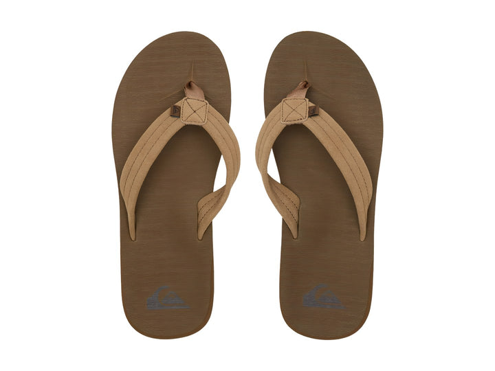 Sandalia de dedo Quiksilver en color tan con correa de gamuza y suela marrón.