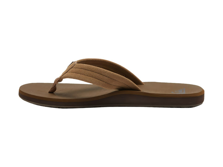 Sandalia de dedo Quiksilver en color tan con correa de gamuza y suela marrón.
