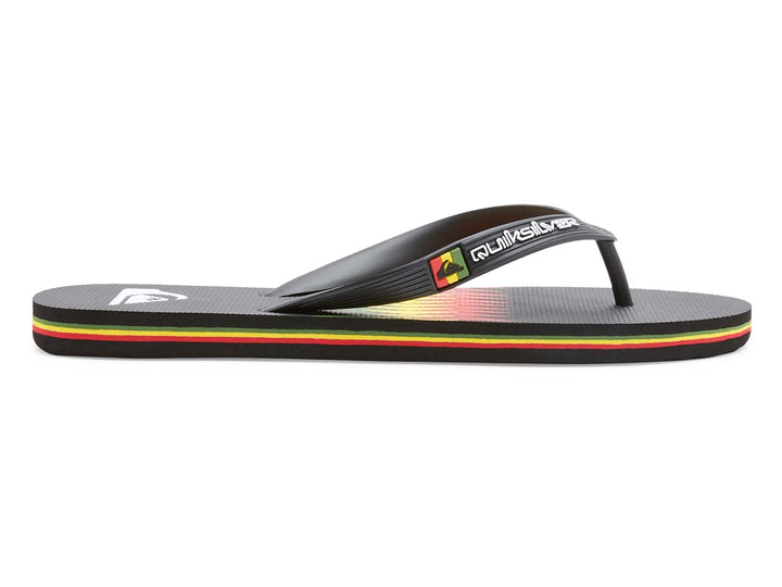 Sandalias negras Quiksilver con detalles de rayas rojas y verdes en la suela.