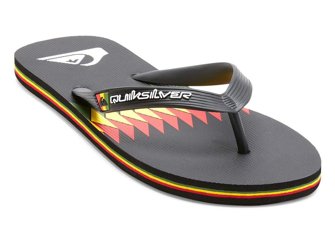 Sandalias negras Quiksilver con detalles de rayas rojas y verdes en la suela.