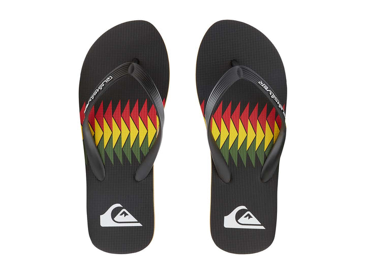 Sandalias negras Quiksilver con detalles de rayas rojas y verdes en la suela.