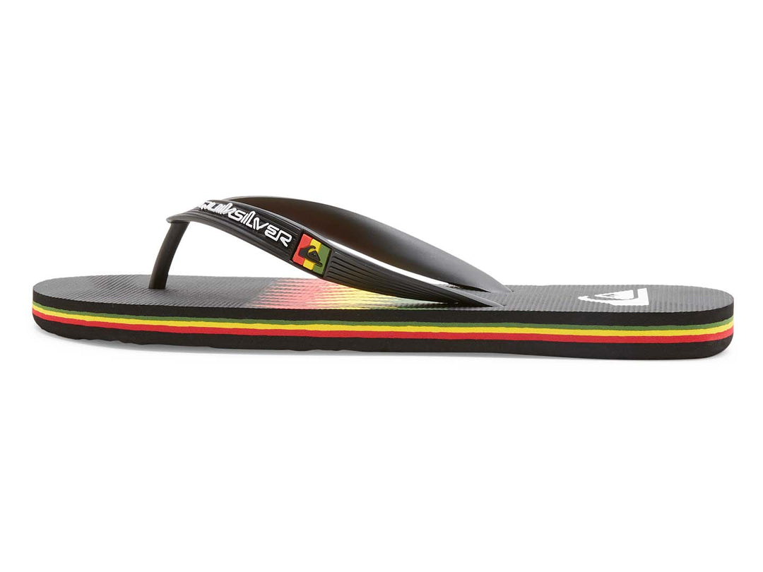 Sandalias negras Quiksilver con detalles de rayas rojas y verdes en la suela.