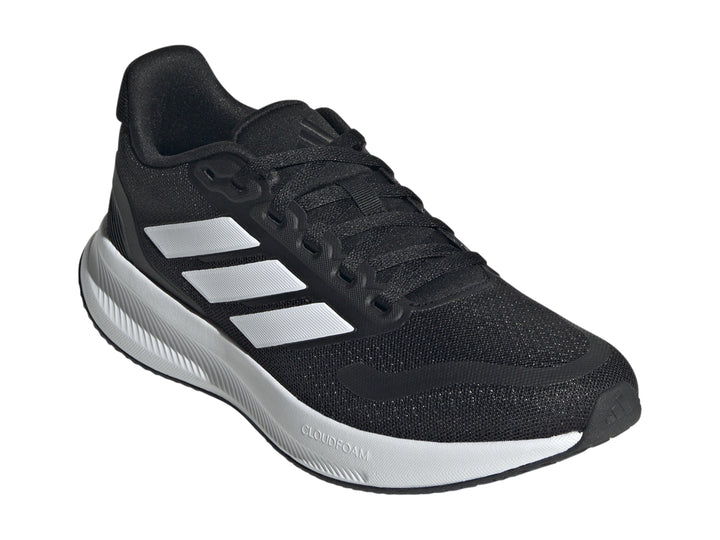 Tenis deportivos Adidas Runfalcon 5 para niños en color negro con franjas y suela blanca.