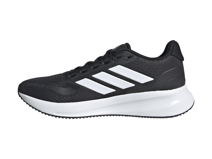 Tenis deportivos Adidas Runfalcon 5 para niños en color negro con franjas y suela blanca.