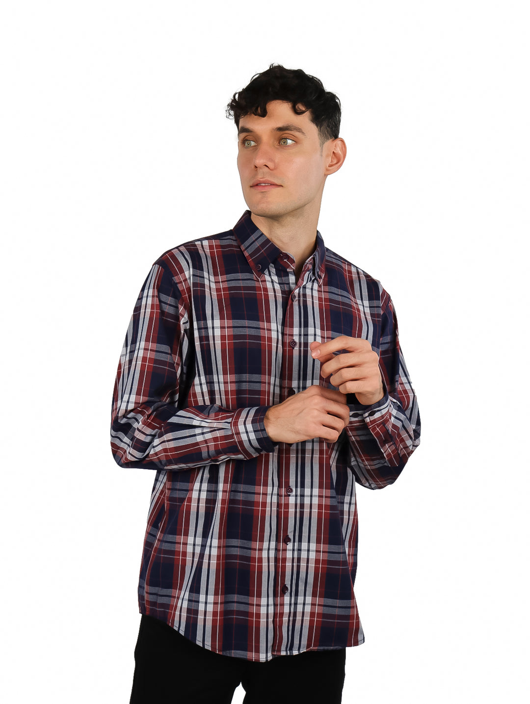 Hombre vistiendo camisa de manga larga con estampado de cuadros en colores vino, azul y blanco.