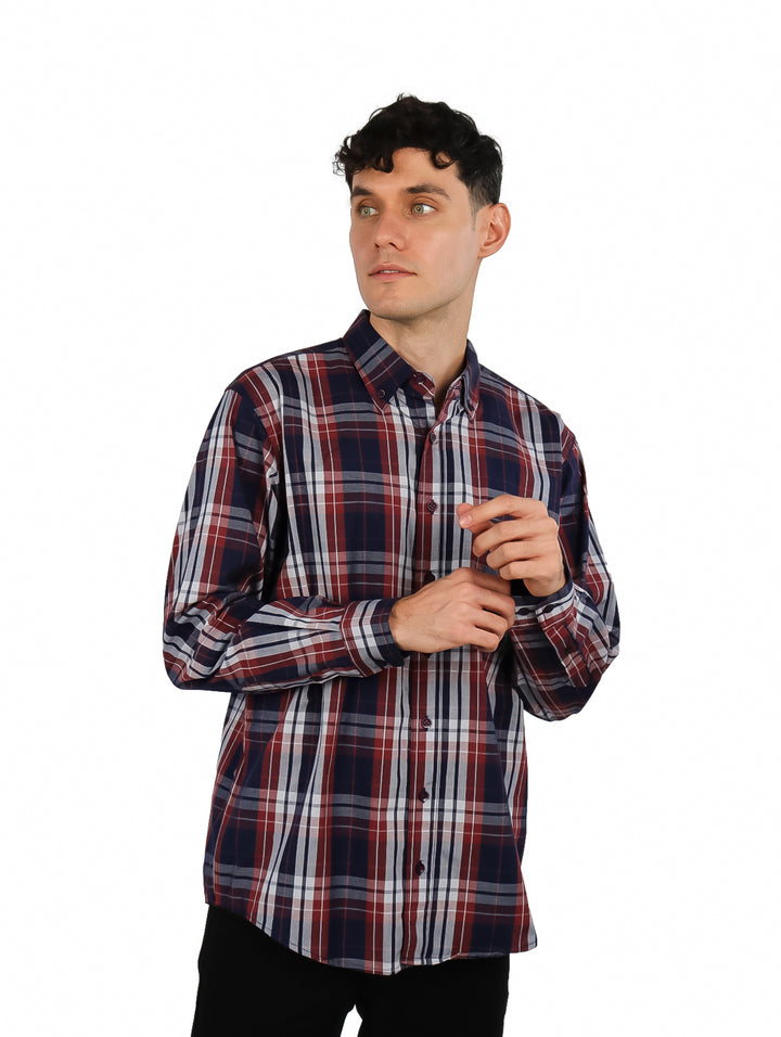 Hombre vistiendo camisa de manga larga con estampado de cuadros en colores vino, azul y blanco.