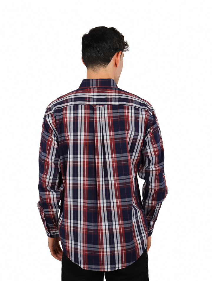 Hombre vistiendo camisa de manga larga con estampado de cuadros en colores vino, azul y blanco.