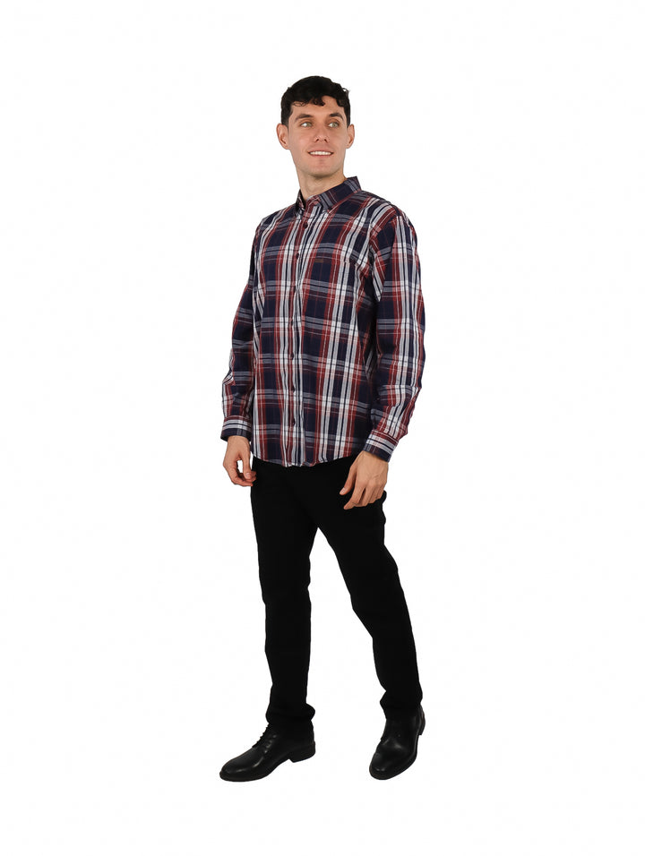 Hombre vistiendo camisa de manga larga con estampado de cuadros en colores vino, azul y blanco.