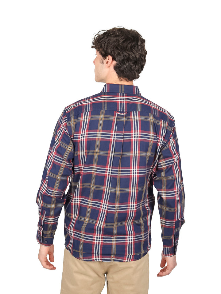 Hombre vistiendo camisa de manga larga color marino a cuadros de la marca LEE.
