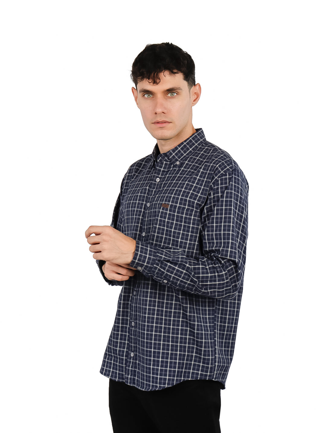 Hombre vistiendo camisa LEE de color marino con estampado de cuadros blancos y manga larga.
