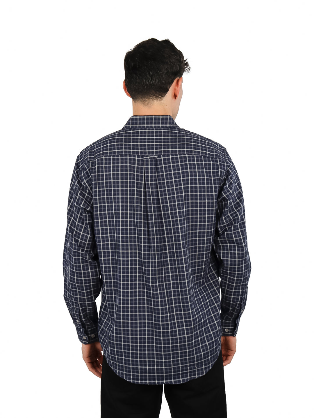 Hombre vistiendo camisa LEE de color marino con estampado de cuadros blancos y manga larga.