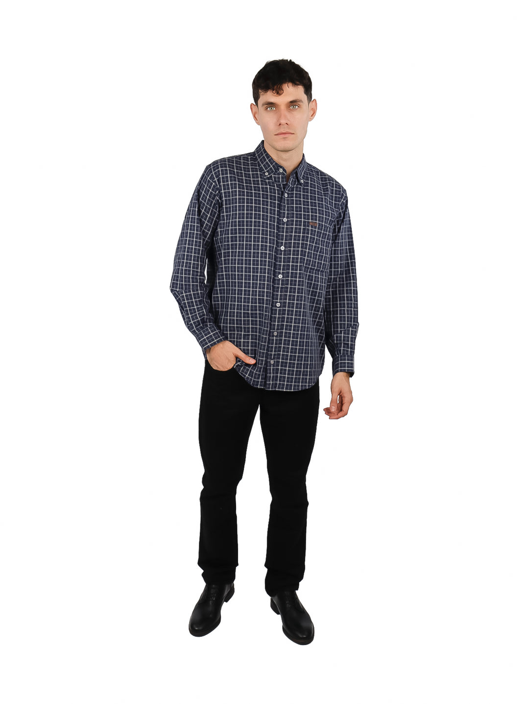 Hombre vistiendo camisa LEE de color marino con estampado de cuadros blancos y manga larga.
