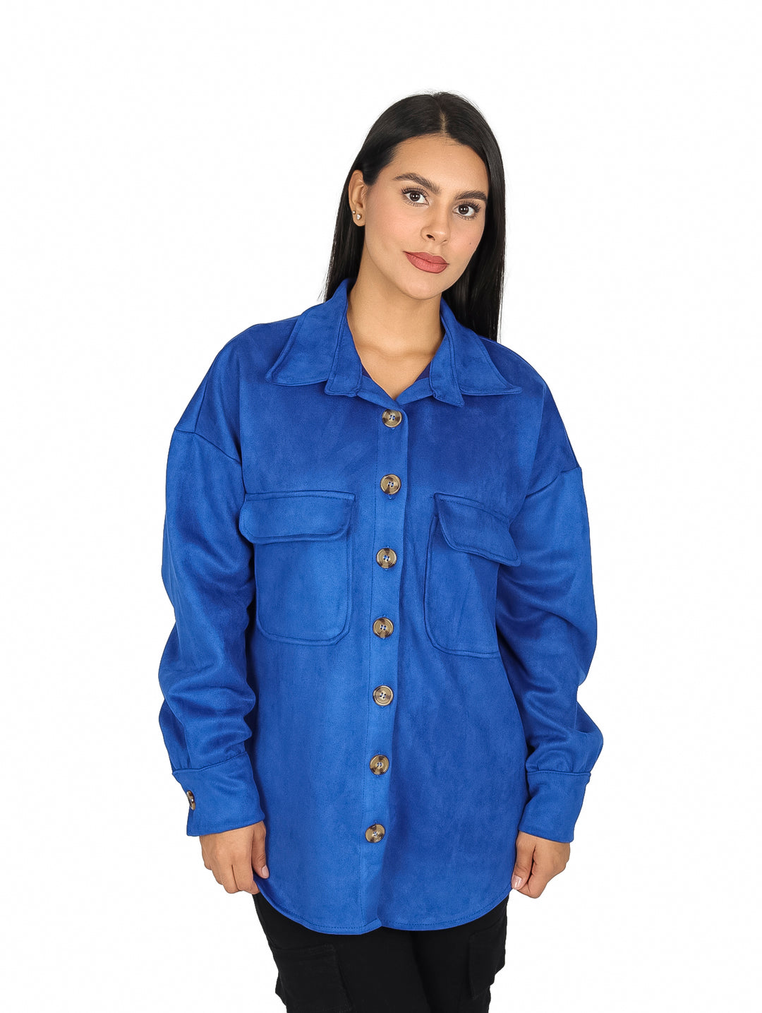 Mujer vistiendo una camisola de gamuza color azul royal con botones frontales y bolsillos en el pecho.