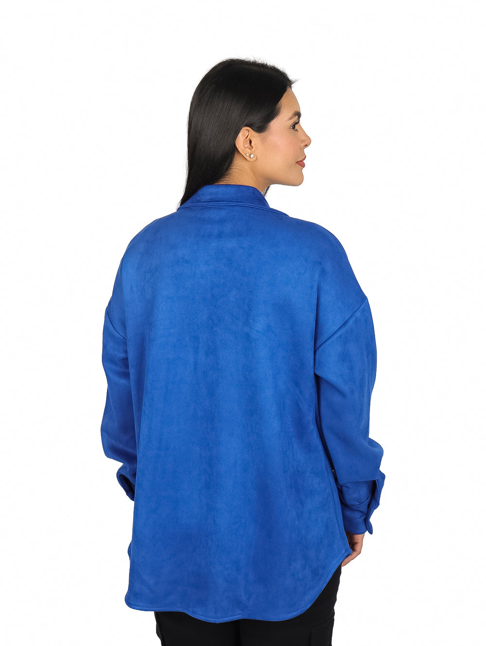Mujer vistiendo una camisola de gamuza color azul royal con botones frontales y bolsillos en el pecho.