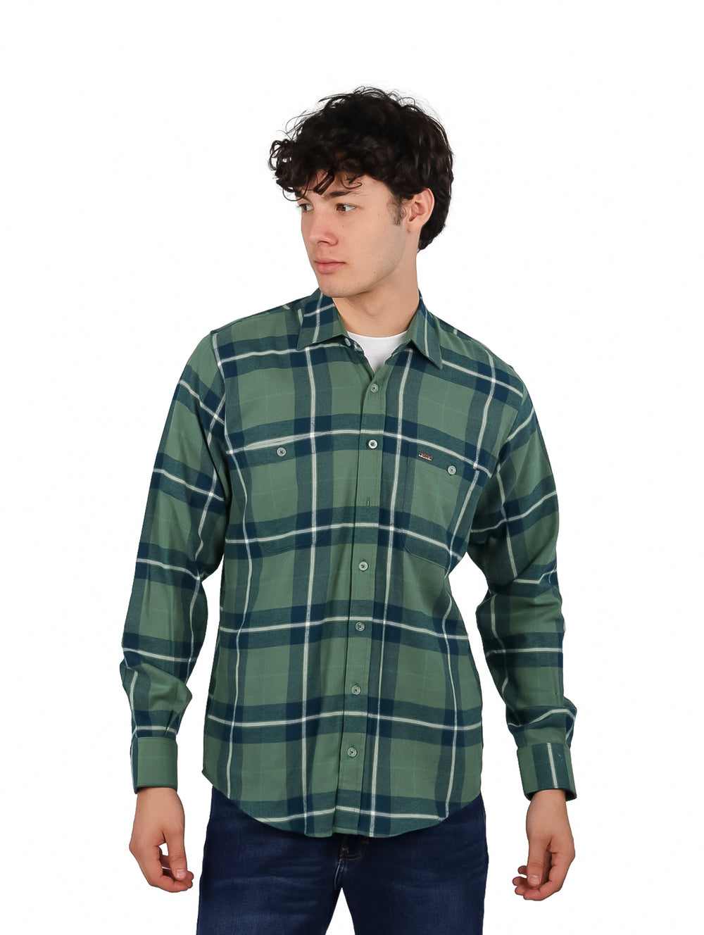 Hombre vistiendo una camisa de franela verde a cuadros con corte slim, combinada con camiseta blanca y jeans azules.