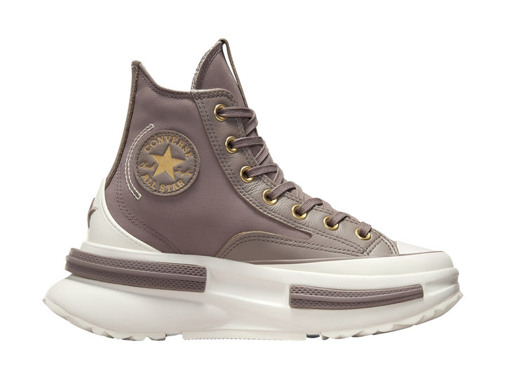 Tenis Converse Run Star Legacy CX color gris café con suela blanca de plataforma.